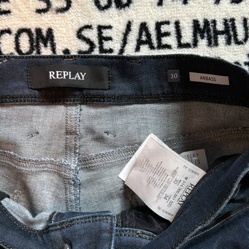 Replay Anbass Jeans | Utmärkt skick, inga tecken på användning | Storlek 30/34 | Nypris: 1700kr, mitt pris: 449kr | Modellen på bilden är 180cm | Hör av er vid fler frågor 🤝🏼. Jeans & Byxor.