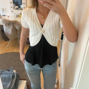 Bolero  - Sjukt fin bolero som man kan både ha knäppt och öppen!💕💕