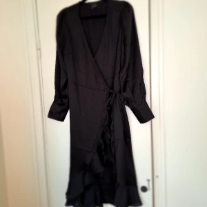 Svart omlott klänning från VERO MODA  - En jättefin svart klänning från VERO MODA. Använd 1 gånger, så gott som ny.   Köparen står för tillkommande fraktkostnad. Finns i Mjölby 