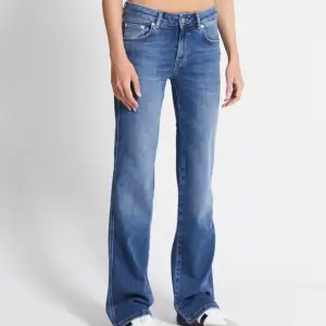 Mörkblåa lågmidjade jeans ifrån Lager 157, modell 90s boot.  Använda ett fåtal gånger.  Nypris: 400 kr