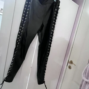 Hunkemöller PU leggings, stl XL  - Relativt nöjd med midjan i höjd som ”mellan-hög” midja. Är normalt size 42/44 🌟 Använt skick men fin byxa i tyget, bara öljetterna som är något slitna och hänger på snörningen när det inte är tajt mot benet (för mig iaf)🖤Höftmått på lapp; 119-124cm