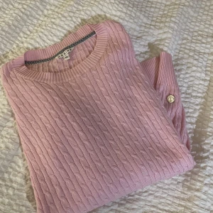 Stickad tröja - Tunn kabelstickad tröja från Marine som är sparsamt använd