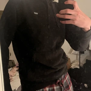 Hoodie Vans - Svart hoodie från Vans i storlek Medium!