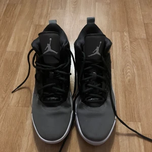 Jordan Maxin 200 Grey - Ett par Jordan Maxin 200 i färgen Smoke Grey. Lite tecken på användning (se bild 3).  Priset går att diskutera!