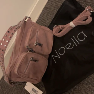 Noella väska! - En helt ny noella väska köpt för 900kr i en smutsrosa färg. Alla lappar är kvar samt dustbag medföljer. Aldrig använd. Priset är diskuterbart! 🥰🙌🏽