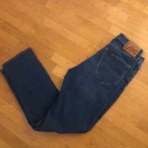 Lee West Jeans W29 L32 - Säljer ett par snygga LEE jeans som är använda några månader men fortfarande i bra skick (8/10). Det är en rak modell vilket är trendigt just nu! 👖Skicka gärna om ni har funderingar! 🤝