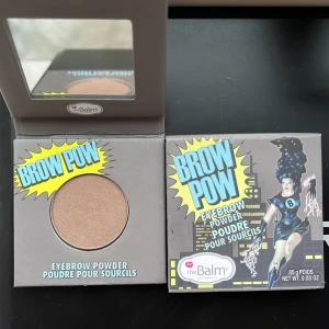 The balm- eyebrow powder  - The balm brow pow eyebrow powder i färgen blonde. Endast swatchad