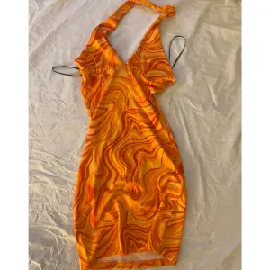 Så fin orange klänning från hm i stl xxs, har tyvärr aldrig kommit till användning. 💞