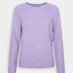 Lila stickad tröja - Lila stickad tröja från Vero Moda, helt ny 😝 ser annorlunda ut på bild jämfört med på hemsidan men det är belysningen!! Perfekta färgen nu till våren 🙌🙏