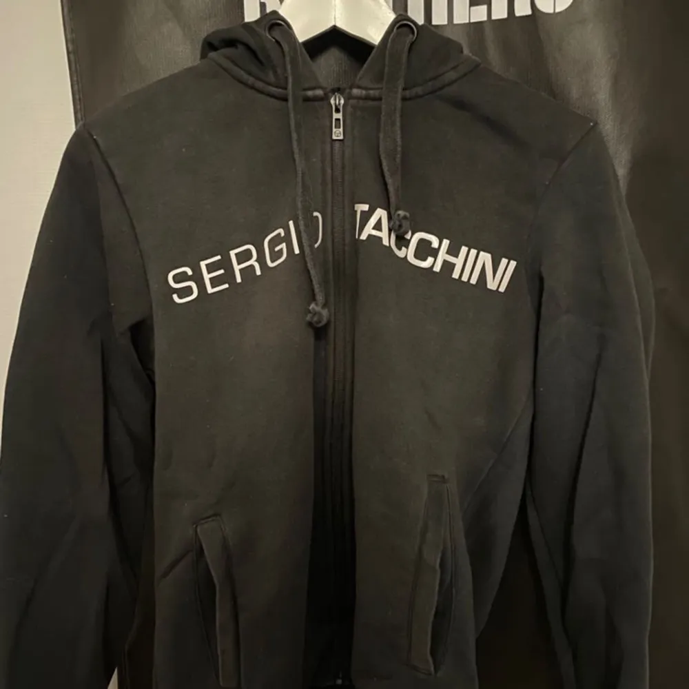 Zip tröja av märket Sergio tacchini i storlek small, inte använd så ofta så i rätt bra skick.. Hoodies.