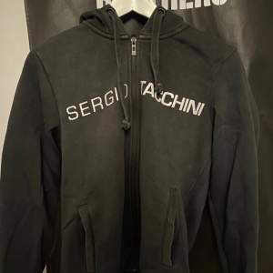 Zip tröja av märket Sergio tacchini i storlek small, inte använd så ofta så i rätt bra skick.