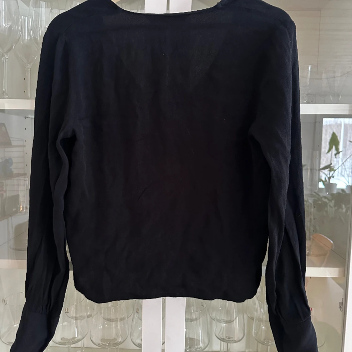 Svart v-ringad blus / tröja - 90