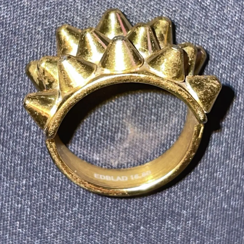 Säljer min edblads ring i storlek s(16,80) I färgen guld.Bra skick ,skriv om mer information eller bilder💕. Accessoarer.