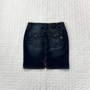 Snygg lågmidjad vintage jeanskjol från miss me i storlek W26, midjemått: 80cm längd: 45cm 🎀