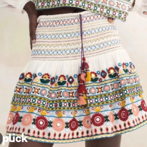 Zara kjol - Söker!!!! Snälla kontakta mug om ni har en sådan kjol jag vill väldigt görna ha den jag kan köpa den för ungefär 200-250kr men kan betala lite mer, jag söker i stl XS eller S