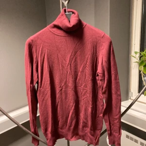 Saint Tropez polotröja vinröd - Knappt använd vinröd polotröja  Köparen står för frakt