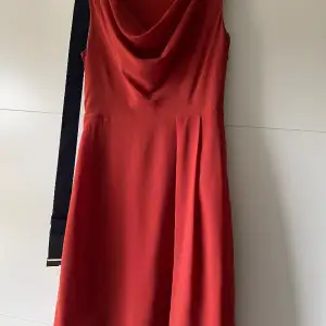 Roströd elegant klänning i storlek 36. Medföljer blått midjeskärp