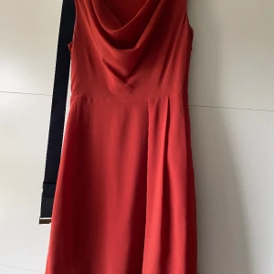 Klänning Esprit - Roströd elegant klänning i storlek 36. Medföljer blått midjeskärp