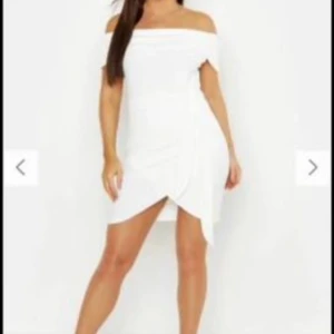 Student klänning  - Jag säljer den här klänning storlek 38. Den är helt nytt (oanvänd) Priset kan diskuteras vid en snabbt köp. Den finns i Nacka men kan mötas upp i T-centralen.