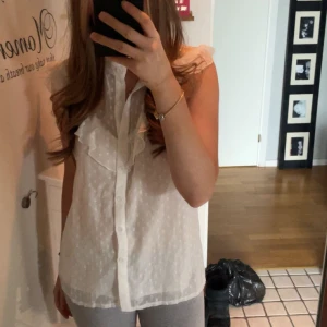 Blus - Jätte söt blus med volanger, passar både till vardags och finare tillfällen 💕I strl L men skulle ändå säga att den passar S och M