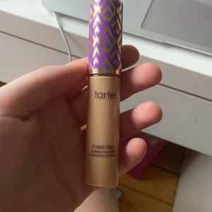 Tarte concealer - Tarte shape tape concealer i nyans 35H, säljer pga den är för mörk för mig☺️ nypris 379kr, vara använd ett par fåtal gånger