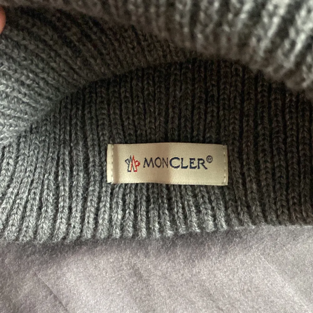 Moncler mössa All size i bra skick. Inte använd särskilt mycket fick i present av min farmor i julas och ville hellre ha pengarna. Priset är ej hugget i sten så kom gärna med prisförslag. . Övrigt.