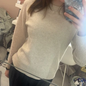 Vit stickad tröja - Skickat tröja från Veromoda. Ganska nopprig men inget man tänker på🤍 kontakta för fler bilder🤍