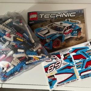 Lego technic rallybil - Påbörjad en gång, men väldigt lite. Hela har aldrig blivit färdigbyggd. Därav något klistermärke redan ditsatt. Den är isärplockad och ligger i plastpåse.