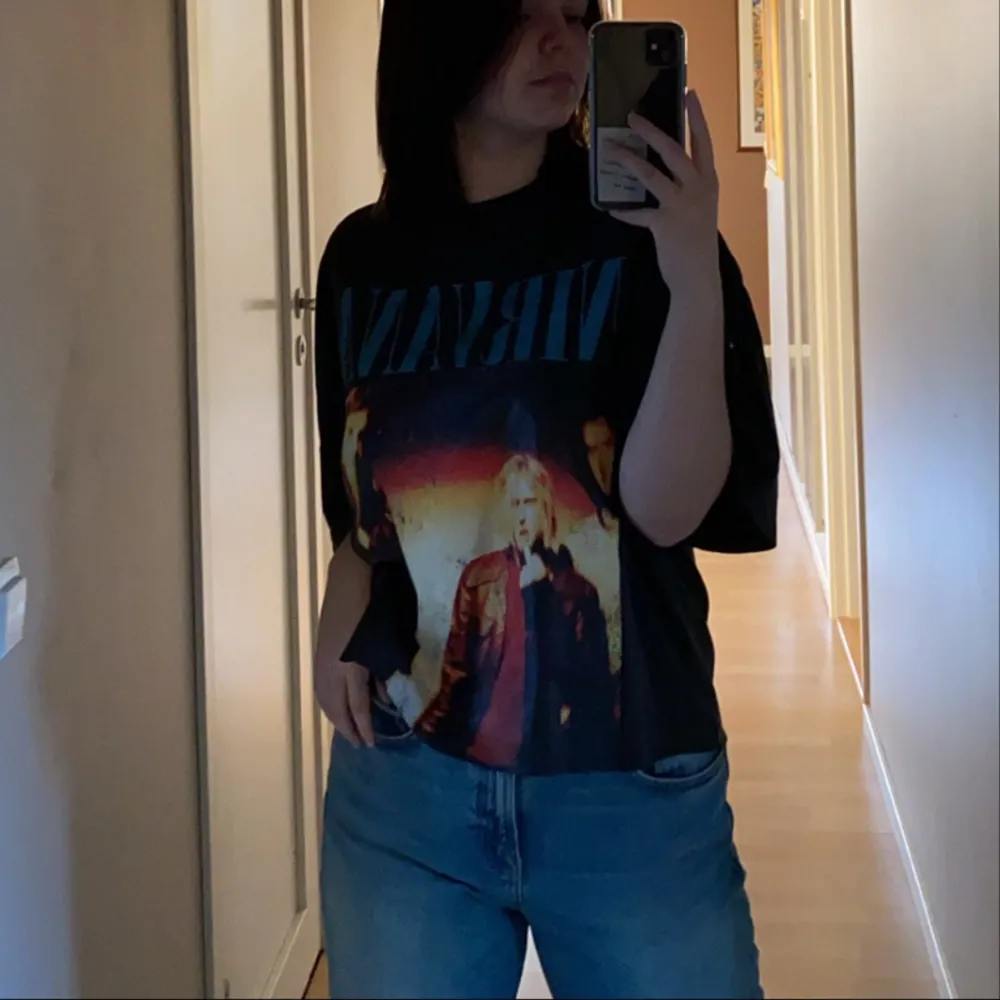 Avklippt Nirvana t-shirt från märket vailent. Strl L och oversized. Skriv vid frågor eller funderingar💞. T-shirts.