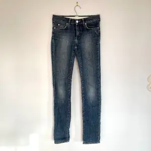 Nästan aldrig använda, raka Acne Jeans. Modellen ska se lite ”scuffed” ut. Storlek 26/34. Normal i storleken.