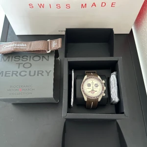 Omega X swatch klocka - tjena, säljer nu min helt nya klocka som aldrig är använd och är i skick 10/10, allt medföljer, det till kommer 2 länkar och det är den vanliga och en till, hör av er vid minsta lilla fråga. Mvh Viggo🙌🏽🤝🏽