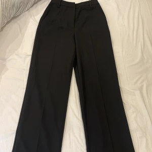 bikbok kostymbyxor - högmidjade kostymbyxor från bikbok och straight, inga defekter, hör av er vid frågor.