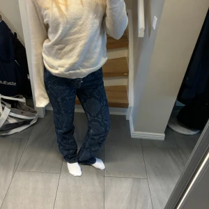 Weekday snakejeans  - Helt oanvända jeans med ormmönster från weekday💗