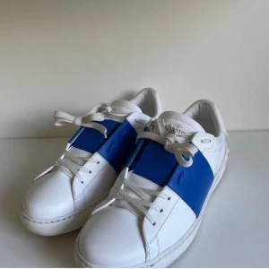 Valentino open - Valentino open i bra skick 8,5/10 Box och dustbag medföljer Allt OG medföljer Extra skosnören,certifikat mm Har ni några fler frågor är det bara att höra av er ! 