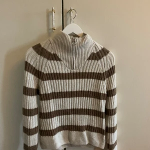 Stickad Ziptröja - Storlek S, sparsamt använd. Jag står inte för frakten och avsäger mig ansvar för postens slarv.