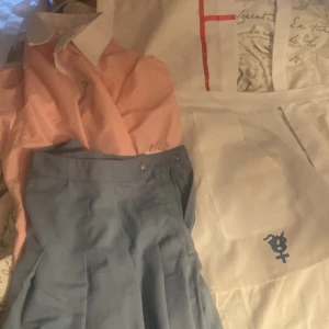 Mikan cosplay  - Den är tyvärr liten på mig, jag är 171cm lång och skulle kanske passa till lite kortare personer. Men i fint skick oavsett. En knapp saknas men det har jag fixat med en säkerhetsnål. Priset är inkl frakt ❤️