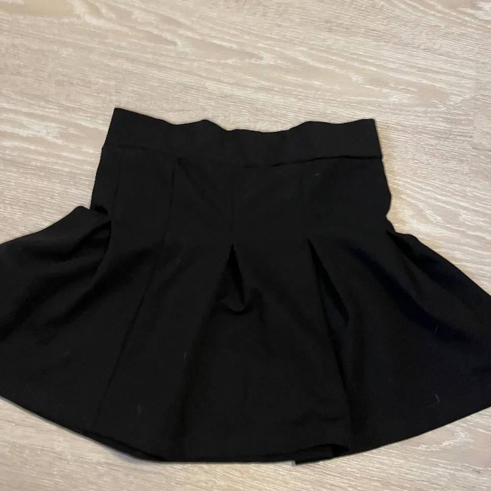 KLICKA INTE PÅ KÖP NU! En fin svart preppy kjol, har små veck i sig pga design. Aldrig använd🖤. Kjolar.