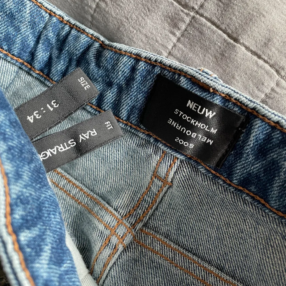Säljer nu mina NEUW jeans i storlek W31 L34 som passar mellan 180 till 184 Säljer pga att jag inte använder de så mycket längre Nypris 1200kr Mitt pris 450kr. Jeans & Byxor.