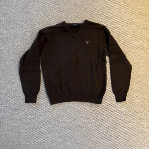 V-ringad crewneck  - V-ringad crewneck från Gant i bra skick. Sitter som en s/m