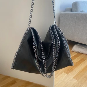 Svart väska  - Tiamo liknande väska, vet tyvärr inte vart den är ifrån då de inte står, men super bra skick och rymlig, inga skador💓