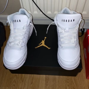 Jordans 4 äkta  - Säljer mina Jordans för jag har växt ur den har använt de 3 gånger box finns /storlek 38-39 