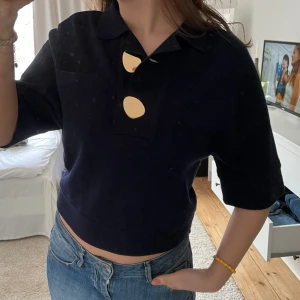 Stickad tröja  - Fin stickad tröja med trekvarts armar och guldiga knappar, super fint att ha öppet och knäppt. Super fint skick, som ny.