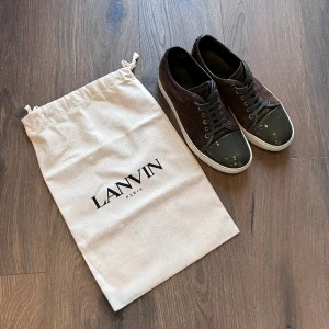 Lanvin Cap Toe Sneaker - Lanvins i bra skick, slitna i hälen annars utmärkt skick. Nypris 4500 sek mitt pris 2000 sek, storlek UK6 - EU41. Kommer med dustbag. Bara att skriva vid frågor eller funderingar, över 60 refs finns! :)