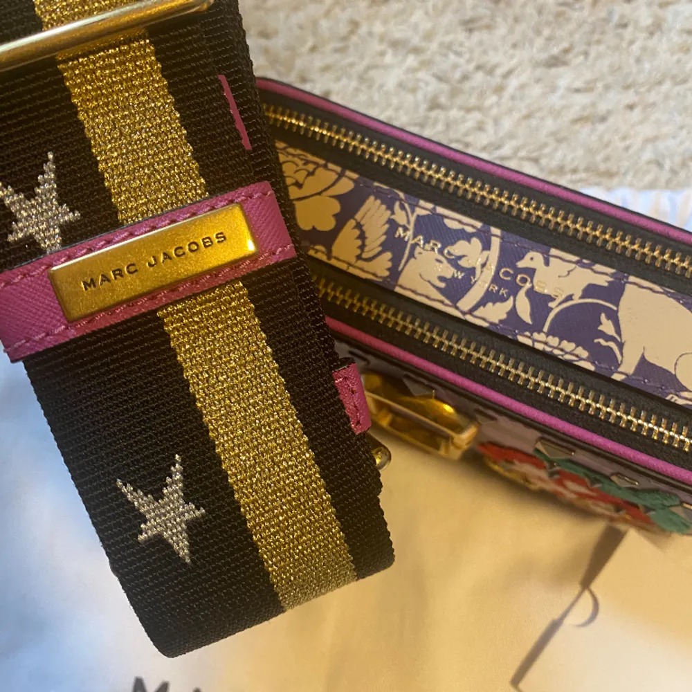 Purple/Multicolor MARC JACOBS leather tapestry snapshot camera bag. Very Good condition, includes dust bag.  Width : 19,1 cm Height : 11,4 cm Depth : 6,4 cm. Väskor.