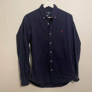 Marinblå skjorta från Ralph Lauren i toppskick! Nypriset ligger på 1400