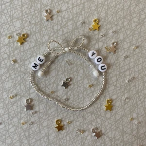 Taylor Swift Friendship Bracelet  - ⭐️ Elastisk tråd, ca 16 cm innerkrets, kan göra nytt efter din storlek ⭐️    ⭐️ PRISKLASS 2: 1x 30 kr,  2x 55 kr, 3x 100 kr⭐️     ⭐️Kan även göra beställningar!⭐️