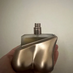 Billie eilish parfym 100 ml - Säljer denna helt nya. Köpte när den var väldigt hypad och aldrig använt. Rensar bort en del parfymer så säljer flera. Detta är 100 ml och endast testad som syns på bilden hur mkt de e kvar. Köpte på kicks för 880 nypris. 