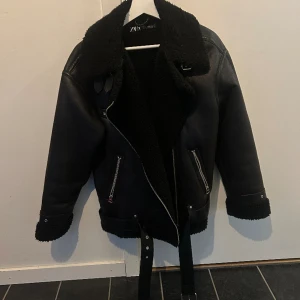Oversize skinnjacka  - Oversize skinnjacka från Zara i storlek XS, hel och ren då jag bara använt ett fåtal gånger.  Den är varmare än vad man tror men passar nu till våren. Köpt för 999kr men säljer för 700kr.  Säljer den då den inte kommer till användning 💞