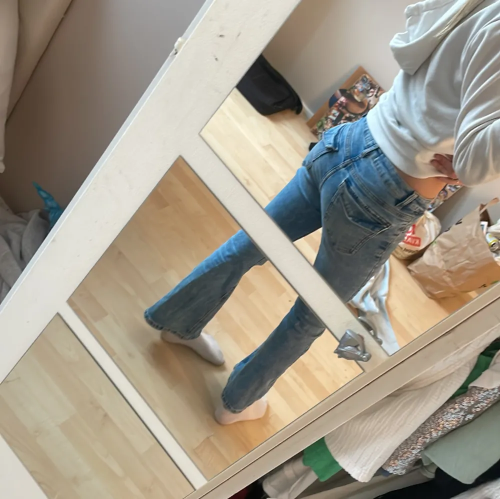 Ett par fina jeans från Lindex❣️❣️säljer för att de är för korta för mig! Jag är 158 och dom passar nästan perfekt fortfarande, lite korta) Jätte fint skick och ordinarie pris är 399!❤️Pris kan diskuteras❤️❤️. Jeans & Byxor.