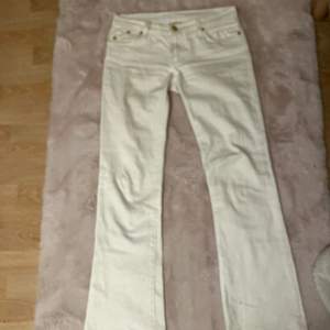 Vita Victoria Beckham jeans lågmidjade och bootcut storlek 27 ( tumm) skriv för mer frågor❤️